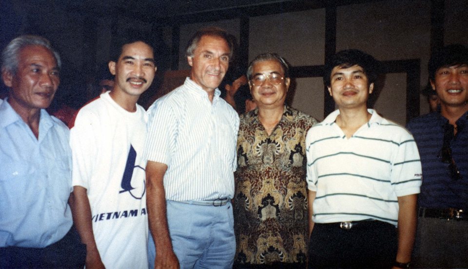  Ông Nguyễn Văn Tấn (thứ hai từ phải sang) chụp ảnh kỷ niệm với Trưởng đoàn Bóng đá Việt Nam dự Tiger Cup 1996 và HLV trưởng đội tuyển - ông Weigang